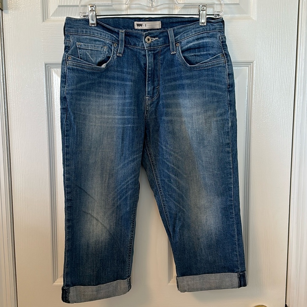 Levi’s Cropped Jean Sz 8 15”-16” across waist, 10”rise, 17.5” inseam